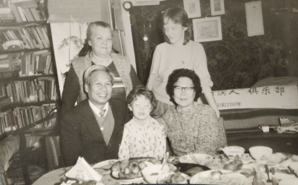 Elbląg, Rodzina pani Kariny. Od lewej prababcia Walentyna, babcia Irena, niżej konsul generalny z Chin z żoną, a między nimi moja mama. Przyjechali w święta wielkanocne do Elbląga do Walentyny i Henryka Elbląg, Rodzina pani Kariny. Od lewej prababcia Walentyna, babcia Irena, niżej konsul generalny z Chin z żoną, a między nimi moja mama. Przyjechali w święta wielkanocne do Elbląga do Walentyny i Henryka