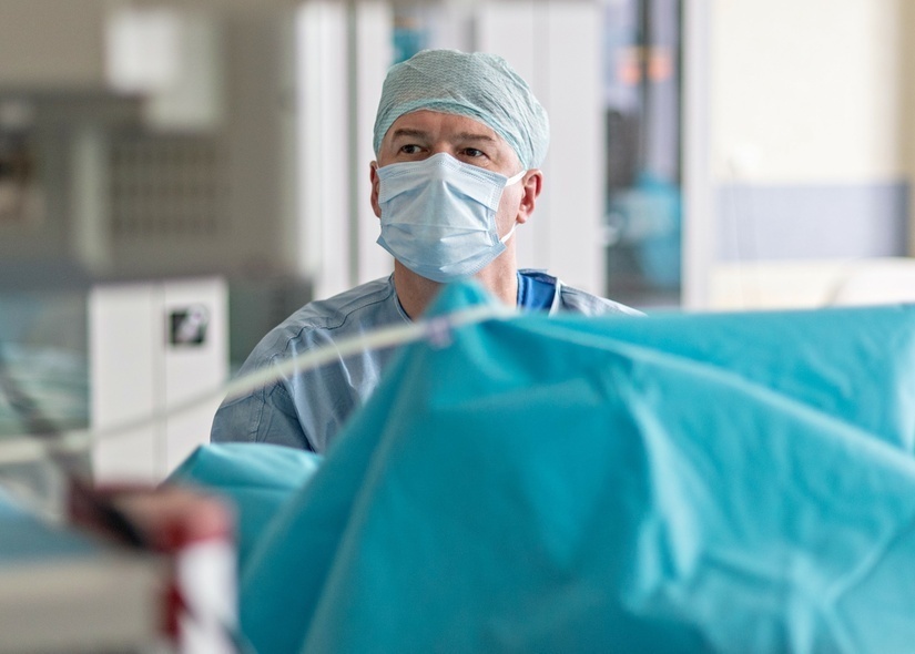Elbląg, Lek. Tomasz Kazik podczas wykonywania zabiegu na oddziale urologicznym. Elbląg, Lek. Tomasz Kazik podczas wykonywania zabiegu na oddziale urologicznym.