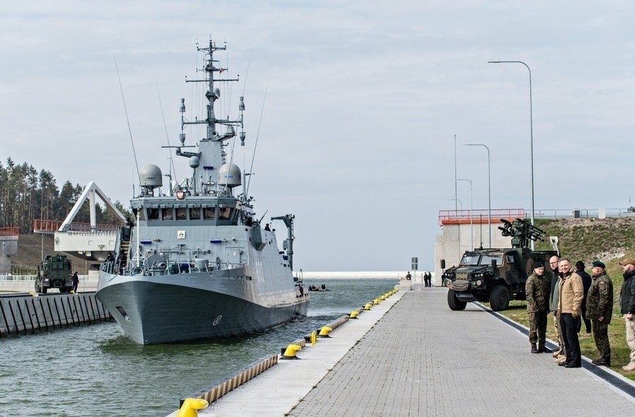 Elbląg, Niszczyciel min ORP Albatros w śluzie kanału żeglugowego Elbląg, Niszczyciel min ORP Albatros w śluzie kanału żeglugowego