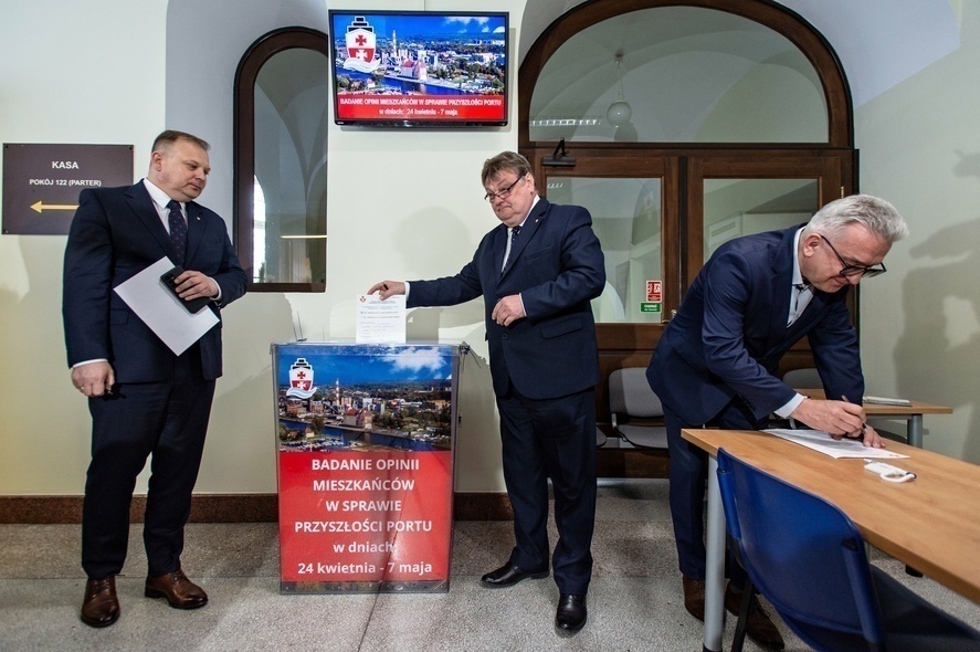 Elbląg, Dzisiaj ruszyło głosowanie. Swoje karty do urny w Urzędzie Miejskim wrzucili prezydenci Elbląg, Dzisiaj ruszyło głosowanie. Swoje karty do urny w Urzędzie Miejskim wrzucili prezydenci