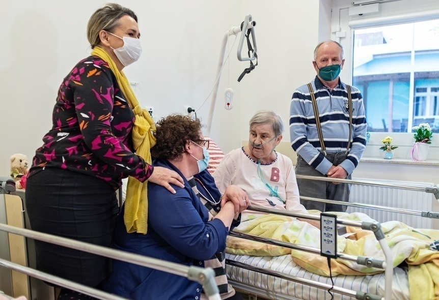 Elbląg, Pani Maria, pacjentka hospicjum z mężem oraz personelem placówki, Elbląg, Pani Maria, pacjentka hospicjum z mężem oraz personelem placówki,