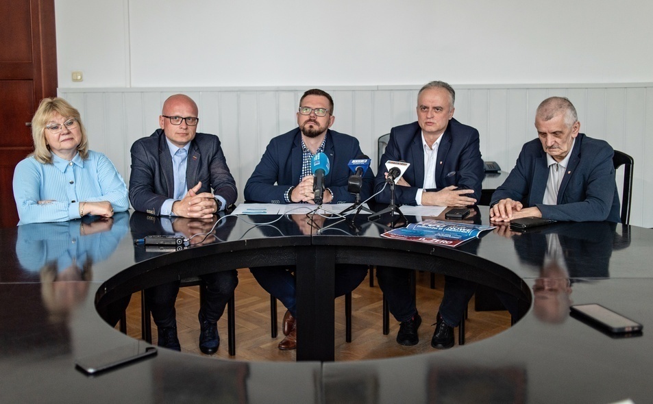 Elbląg, Radni klubu PiS (od lewej): Jolanta Lisewska, Paweł Kowszyński, Rafał Traks, Marek Pruszak i Janusz Hajdukowski Elbląg, Radni klubu PiS (od lewej): Jolanta Lisewska, Paweł Kowszyński, Rafał Traks, Marek Pruszak i Janusz Hajdukowski