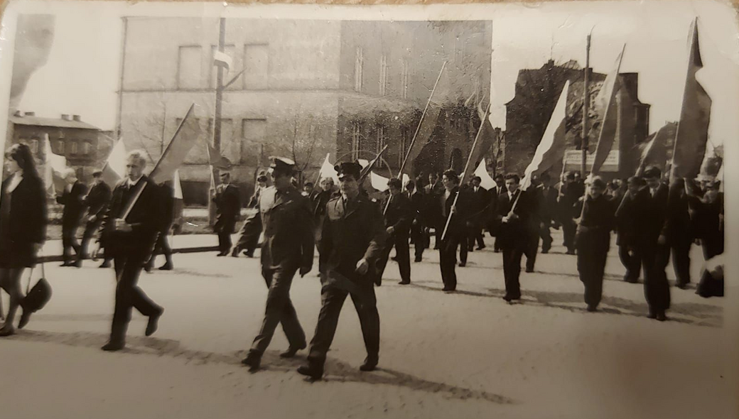 Elbląg, Na pochód, nad rzekę i do szkoły (Elbląskie Archiwum Foto) Elbląg, Na pochód, nad rzekę i do szkoły (Elbląskie Archiwum Foto)