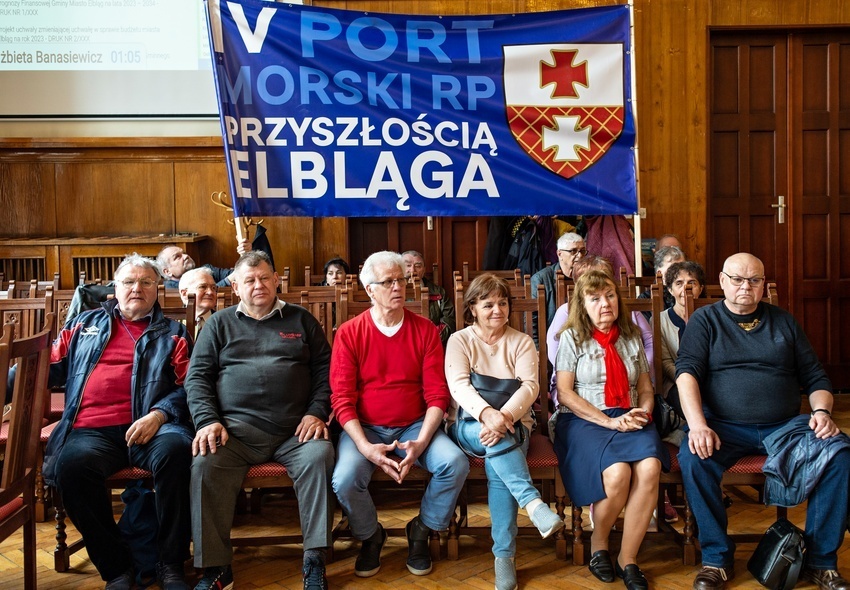 Elbląg, Na sesję przyszło kilkunastu mieszkańców związanych ze społecznych komitetem poparcia dla Elbląga jako IV portu RP i klubem "Gazety Polskiej" Elbląg, Na sesję przyszło kilkunastu mieszkańców związanych ze społecznych komitetem poparcia dla Elbląga jako IV portu RP i klubem "Gazety Polskiej"