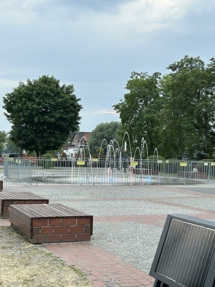 Elbląg, Mieszkanka: Dlaczego odgrodzono fontannę? Elbląg, Mieszkanka: Dlaczego odgrodzono fontannę?