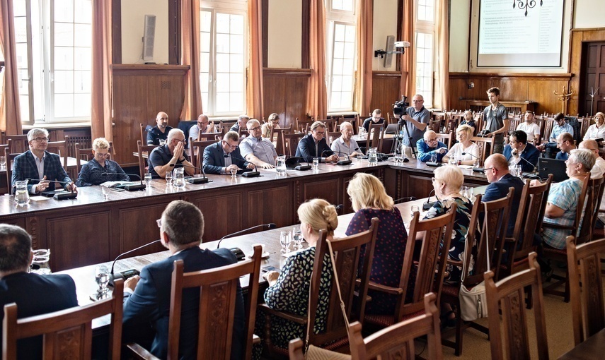Elbląg, Prezydent z absolutorium i wotum zaufania, a sesja Rady Miejskiej ponownie pełna polityki Elbląg, Prezydent z absolutorium i wotum zaufania, a sesja Rady Miejskiej ponownie pełna polityki