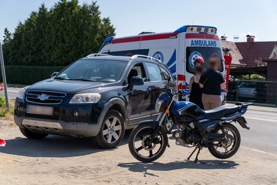 Elbląg, 17-latek wjechał motorowerem w samochód Elbląg, 17-latek wjechał motorowerem w samochód