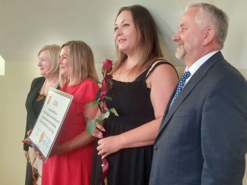 Elbląg, Na zdjęciu od lewej: Genowefa Kwoczek (przewodnicząca Rady Powiatu), Aleksandra Śniadecka, Monika Stępień i Maciej Romanowski (starosta elbląski), Elbląg, Na zdjęciu od lewej: Genowefa Kwoczek (przewodnicząca Rady Powiatu), Aleksandra Śniadecka, Monika Stępień i Maciej Romanowski (starosta elbląski),