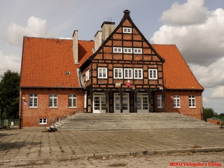 Elbląg, Szkoła w Zwierznie, dawny Dom Ludowy, gm. Markusy - zabytek z lat 30. XX w., zaprojektowany na wzór żuławskich domów podcieniowych. Elbląg, Szkoła w Zwierznie, dawny Dom Ludowy, gm. Markusy - zabytek z lat 30. XX w., zaprojektowany na wzór żuławskich domów podcieniowych.