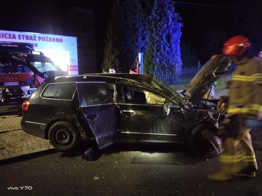 Elbląg, Stracił panowanie nad autem, staranował znaki i zatrzymał się przy bramie remizy Elbląg, Stracił panowanie nad autem, staranował znaki i zatrzymał się przy bramie remizy