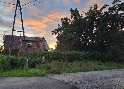 Elbląg, Budynek Publicznej Szkoły Powszechnej w Dąbrowie oznaczony był numerem Dąbrowa 21. Po włączeniu miejscowości do Elbląga budynek ten oznaczono numerem Królewiecka 285. Elbląg, Budynek Publicznej Szkoły Powszechnej w Dąbrowie oznaczony był numerem Dąbrowa 21. Po włączeniu miejscowości do Elbląga budynek ten oznaczono numerem Królewiecka 285.