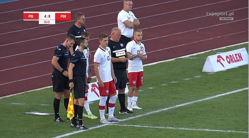 Elbląg, Jakub Branecki (miedzy sędziami) chwilę przed wejściem na murawę w meczu Polski z Portugalią (kadr z transmisji TVP Sport) Elbląg, Jakub Branecki (miedzy sędziami) chwilę przed wejściem na murawę w meczu Polski z Portugalią (kadr z transmisji TVP Sport)