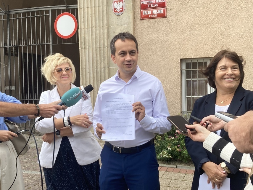 Elbląg, Radni KO Irena Sokołowska (od lewej), Robert Turlej i Małgorzata Adamowicz poinformowali o podwyżkach dla nauczycieli Elbląg, Radni KO Irena Sokołowska (od lewej), Robert Turlej i Małgorzata Adamowicz poinformowali o podwyżkach dla nauczycieli