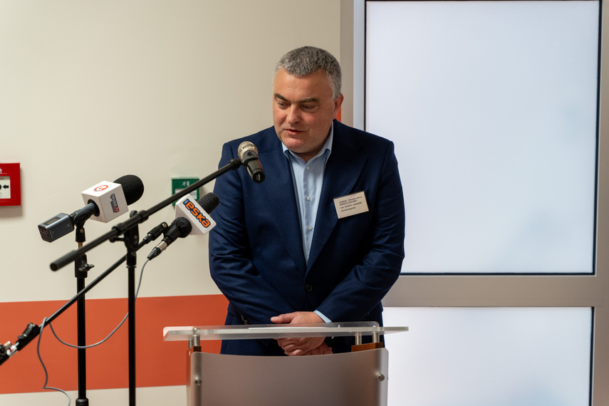 Elbląg, - Dla nas to ogromny krok naprzód w dbaniu o zdrowie i samopoczucie pacjentów - mówił o modernizacji lek. Cezary Harasim, który kieruje oddziałem. Elbląg, - Dla nas to ogromny krok naprzód w dbaniu o zdrowie i samopoczucie pacjentów - mówił o modernizacji lek. Cezary Harasim, który kieruje oddziałem.