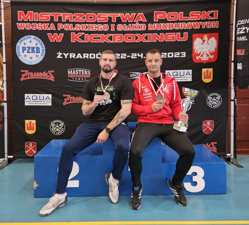 Elbląg, Igor Abrusiewicz (z lewej) i Adrian Durma zdobyl;i tytuły mistrzów Polski w kickboxingu