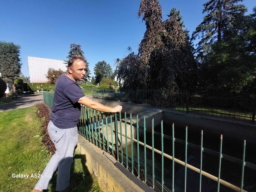 Elbląg, Piotr Zimiński prezentuje jeden ze zbiorników na deszczówkę, Elbląg, Piotr Zimiński prezentuje jeden ze zbiorników na deszczówkę,