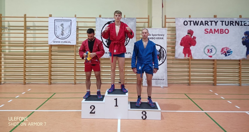 Elbląg, Sebastian Śliwa (w środku) ze złotym medalem Elbląg, Sebastian Śliwa (w środku) ze złotym medalem