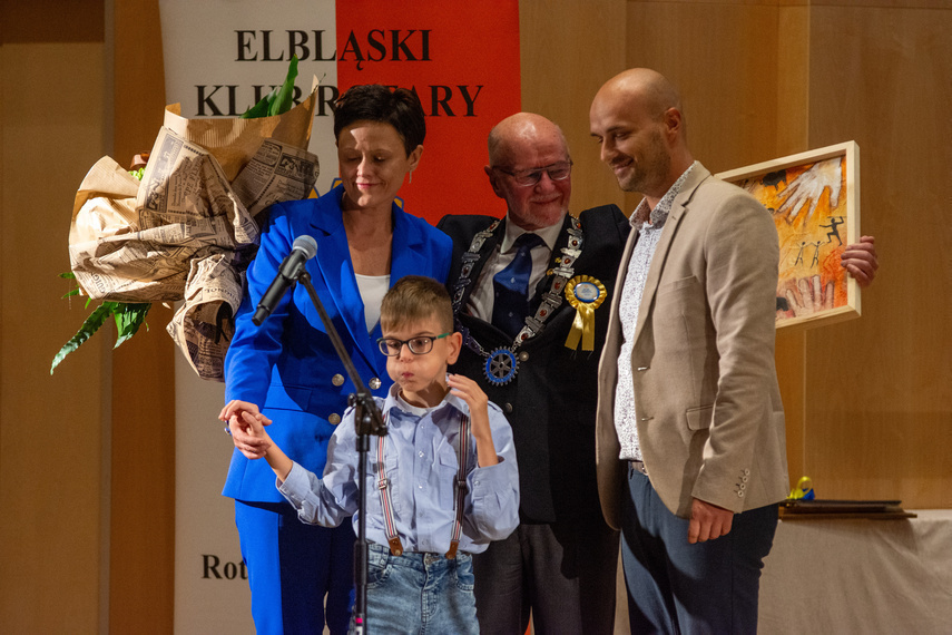 Elbląg, Tadeusz Kaszczyc, prezydent Elbląskiego Klubu Rotary (w środku) z Filipem, jego mamą i fizjoterapeutą prowadzącym rehabilitację Elbląg, Tadeusz Kaszczyc, prezydent Elbląskiego Klubu Rotary (w środku) z Filipem, jego mamą i fizjoterapeutą prowadzącym rehabilitację