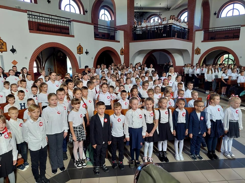 Elbląg, 640 uczniów śpiewało hymn Polski Elbląg, 640 uczniów śpiewało hymn Polski