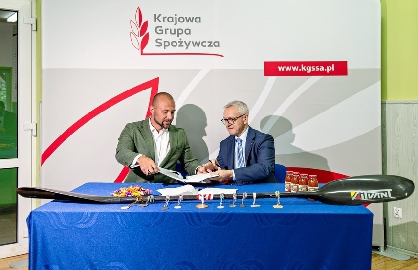Elbląg, Wojciech Załuski, prezes Silvanta (z lewej) oraz Marek Zagórki, prezes KSS podpisują umowę o współpracy