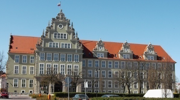 Elbląg, Fasada gmachu Sądu Okręgowego w pełnej okazałości niedługo po zakończeniu prac renowacyjnych w 2006. Na ten widok elblążanie będą musieli trochę poczekać, bo trwa kolejny remont. Zdjęcie autorstwa Karola Wyszyńskiego. Elbląg, Fasada gmachu Sądu Okręgowego w pełnej okazałości niedługo po zakończeniu prac renowacyjnych w 2006. Na ten widok elblążanie będą musieli trochę poczekać, bo trwa kolejny remont. Zdjęcie autorstwa Karola Wyszyńskiego.