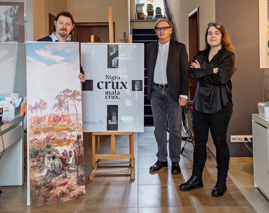 Elbląg, Na zdjęciu od lewej: Tomasz Chądzyński, Andrzej Sywula i Aleksandra Pietkun. Obok część obrazu, którą ma skopiować elblążanka Elbląg, Na zdjęciu od lewej: Tomasz Chądzyński, Andrzej Sywula i Aleksandra Pietkun. Obok część obrazu, którą ma skopiować elblążanka