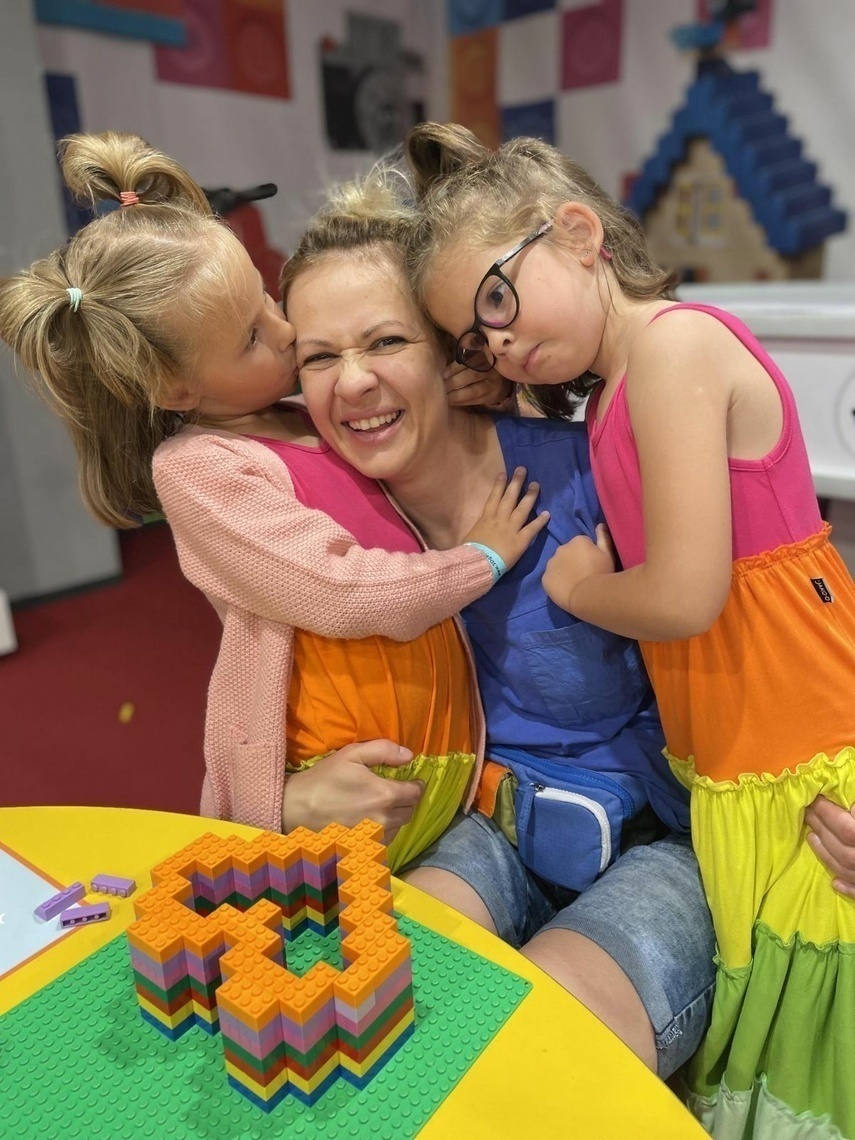Elbląg, Pani Karolina z córkami-bliżniaczkami Elbląg, Pani Karolina z córkami-bliżniaczkami