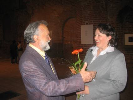Elbląg, Ryszard Tomczyk (po lewej) podczas wernisażu trwającej w Galerii EL wystawy Elbląg, Ryszard Tomczyk (po lewej) podczas wernisażu trwającej w Galerii EL wystawy