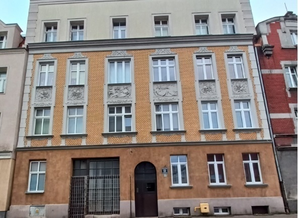 Elbląg, Pięknie i zagadkowo zdobiona w swojej środkowej części fasada kamienicy przy ul. Malborskiej 13. Zdjęcie autorstwa Karola Wyszyńskiego.