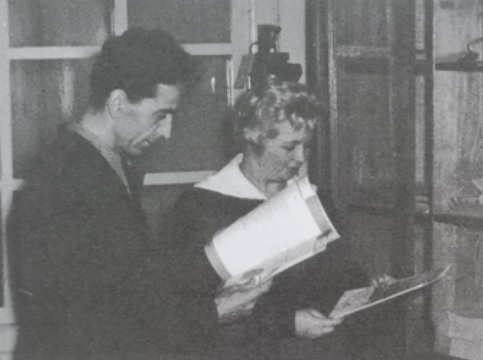 Elbląg, Maria Para w towarzystwie czytelnika. Pani Maria pracowała jako bibliotekarka w zamechowskiej bibliotece technicznej w latach 1954 - 79. Przez czytelników nazywana była „Mamą”.  Zdjęcia udostępnione przez Barbarę Parę (córkę pani Marii).