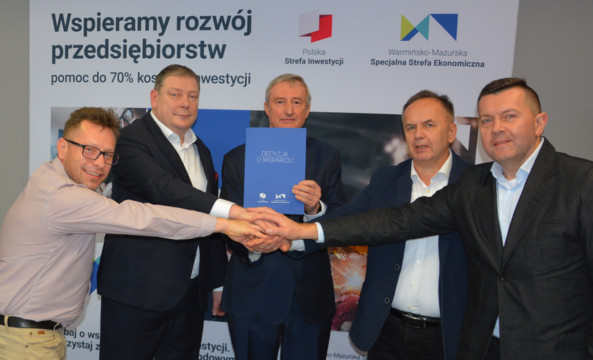 Elbląg, Krzysztof Żochowski (drugi z lewej), prezes W-MSSE i przedstawiciele spółki Good Protein, która ma zainwestować w Elblągu prawie 9 mln złotych