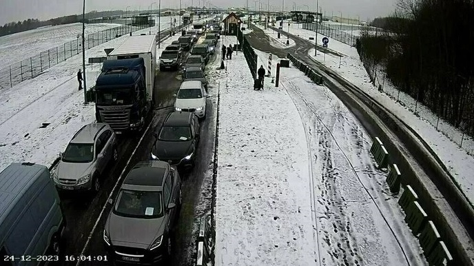 Elbląg, Zdjęcie z 24 grudnia z przejścia granicznego w Grzechotkach-Mamonowie II, które pochodzi z serwisu klops.ru Elbląg, Zdjęcie z 24 grudnia z przejścia granicznego w Grzechotkach-Mamonowie II, które pochodzi z serwisu klops.ru