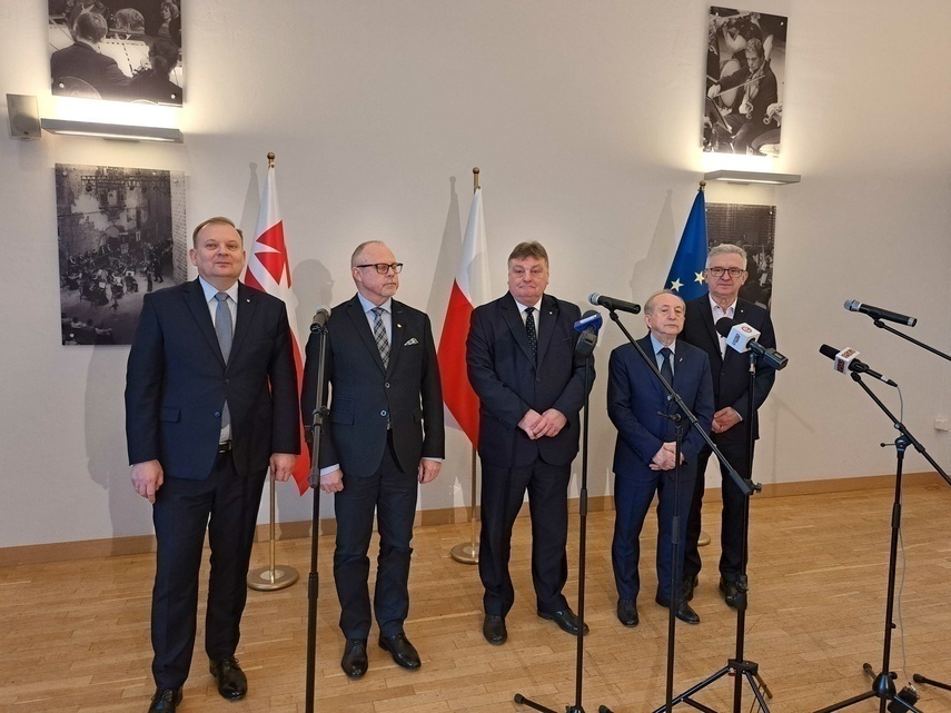 Elbląg, Prezydent swoją decyzję ogłosił podczas konferencji prasowej w towarzystwie Michała Missana, Jacka Protasa, Władysława Mańkuta i Janusza Nowaka