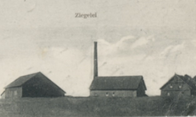 Elbląg, Ziegelei - czyli po niemiecku cegielnia. A konkretnie cegielnia w przedwojennym Damerau, czyli Dąbrowie. Widok na kompleks budynków opisanych na jednej z ilustracji Elbląg, Ziegelei - czyli po niemiecku cegielnia. A konkretnie cegielnia w przedwojennym Damerau, czyli Dąbrowie. Widok na kompleks budynków opisanych na jednej z ilustracji