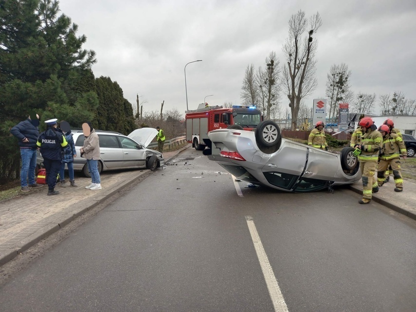 Elbląg, Nie zauważył innego auta i dachował na Radomskiej Elbląg, Nie zauważył innego auta i dachował na Radomskiej