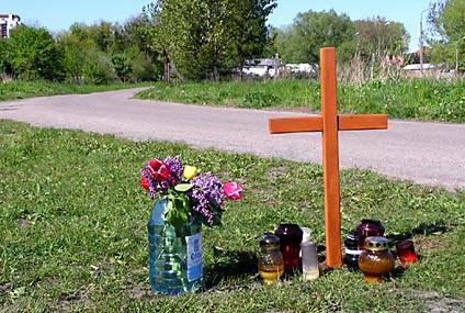 Elbląg, Na miejscu tragedii bliscy 22-letniego motocyklisty ustawili krzyż Elbląg, Na miejscu tragedii bliscy 22-letniego motocyklisty ustawili krzyż