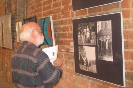 Elbląg, Oprócz modeli niektóry form stojących na elbląskich ulicach oraz ich fotografii prezentowane są prace uczestników biennale tworzone w ich pracowniach