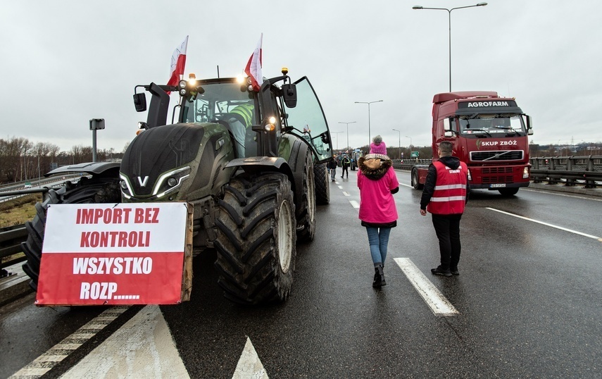 Elbląg, Protest rolników w Elblągu. "Sprowadzanie towarów z Ukrainy nas rujnuje" Elbląg, Protest rolników w Elblągu. "Sprowadzanie towarów z Ukrainy nas rujnuje"