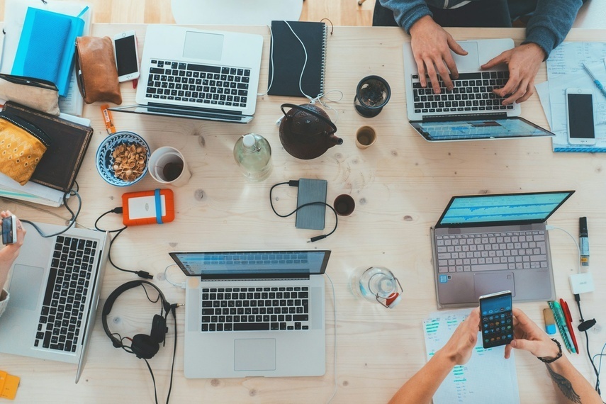 Cyfrowa transformacja sektorów tradycyjnych: Jak nowe technologie zmieniają branże? Cyfrowa transformacja sektorów tradycyjnych: Jak nowe technologie zmieniają branże?