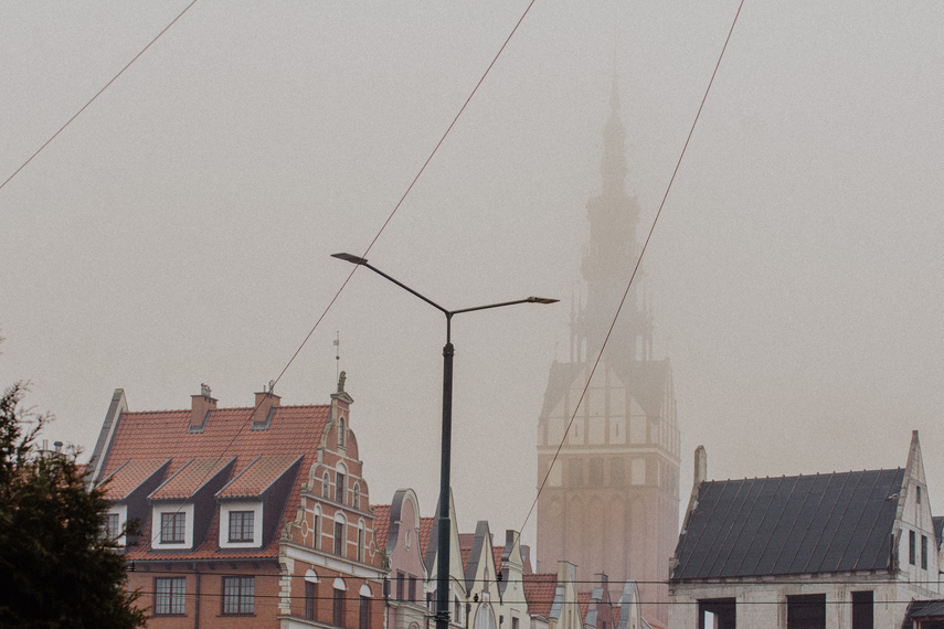Elbląg, 13 marca w Elbląg stężenie pyłów PM2,5 przekroczyło normę o 112 procent. Mgła potęguje wrażenie smogu