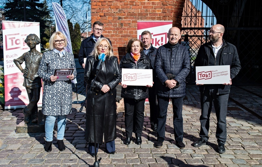 Elbląg, Małgorzata Sowicka (przy mikrofonie), gdy zostanie wybrana na radną będzie musiała wybrać: Rada Miejska czy Urząd Miejski