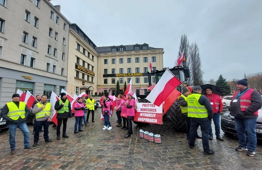 Elbląg, Rolnicy przed siedzibą Prawa i Sprawiedliwości na placu Słowiańskim, Elbląg, Rolnicy przed siedzibą Prawa i Sprawiedliwości na placu Słowiańskim,
