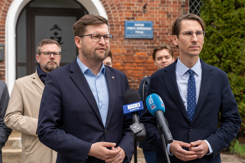 Elbląg, Konferencja odbyła się przed budynkiem Zarządu Portu Morskiego w Elblągu, ul. Portowa.