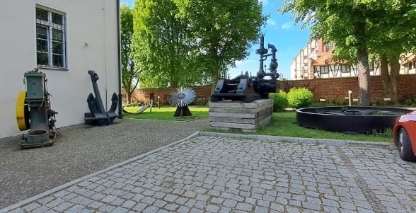 Elbląg, Przemysłowe artefakty zgromadzone przez poprzedniego dyrektora M A-H Lecha Trawickiego na muzealnym dziedzińcu to świetny początek do rozbudowywania tej kolekcji w Muzeum Przemysłu Elbląga Elbląg, Przemysłowe artefakty zgromadzone przez poprzedniego dyrektora M A-H Lecha Trawickiego na muzealnym dziedzińcu to świetny początek do rozbudowywania tej kolekcji w Muzeum Przemysłu Elbląga