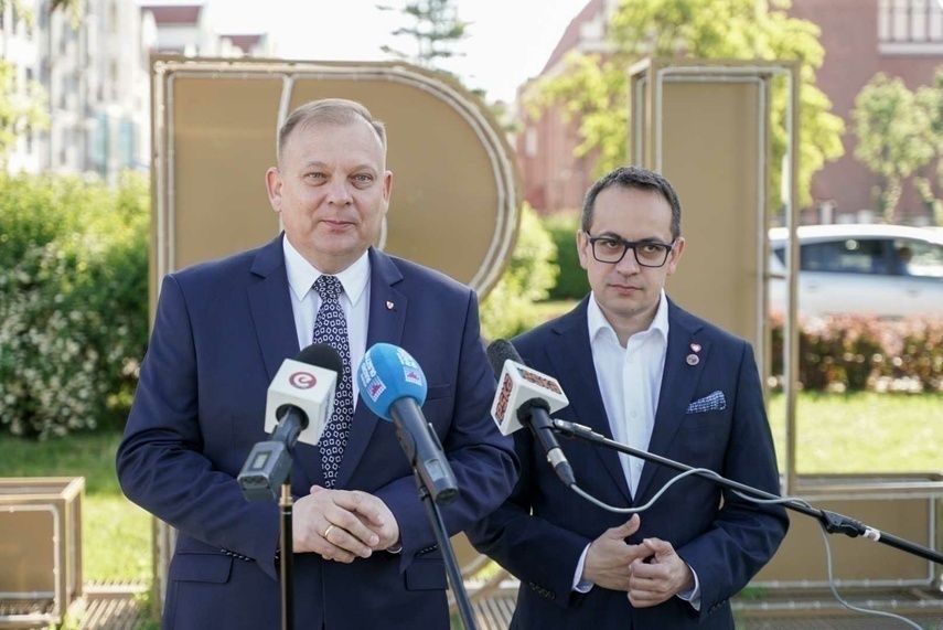 Elbląg, Michał Missan (z lewej), prezydent Elbląga i Robert Turlej, członek zarządu województwa