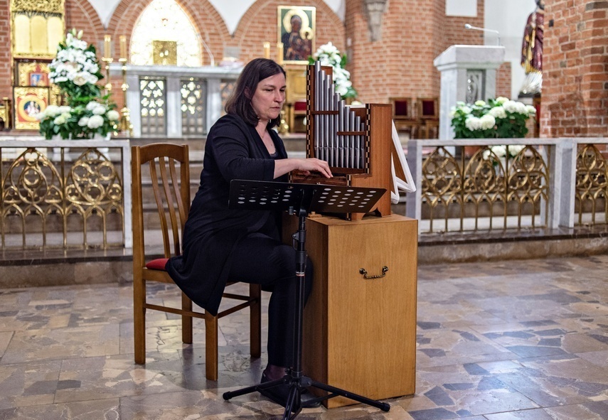 Elbląg, Małgorzata Trzaskalik-Wyrwa gra na miniaturowych organach Elbląg, Małgorzata Trzaskalik-Wyrwa gra na miniaturowych organach