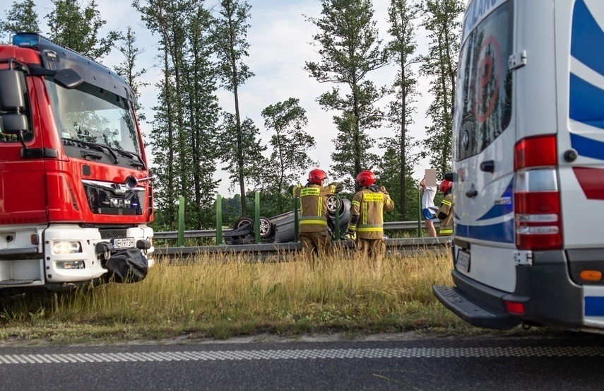 Elbląg, Dachowanie na S7. Dwie osoby poszkodowane Elbląg, Dachowanie na S7. Dwie osoby poszkodowane