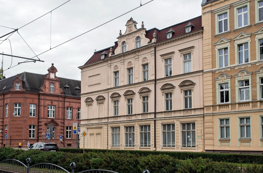 Elbląg, Kamienica przy ul. Garbary sąsiaduje z budynkiem poczty Elbląg, Kamienica przy ul. Garbary sąsiaduje z budynkiem poczty