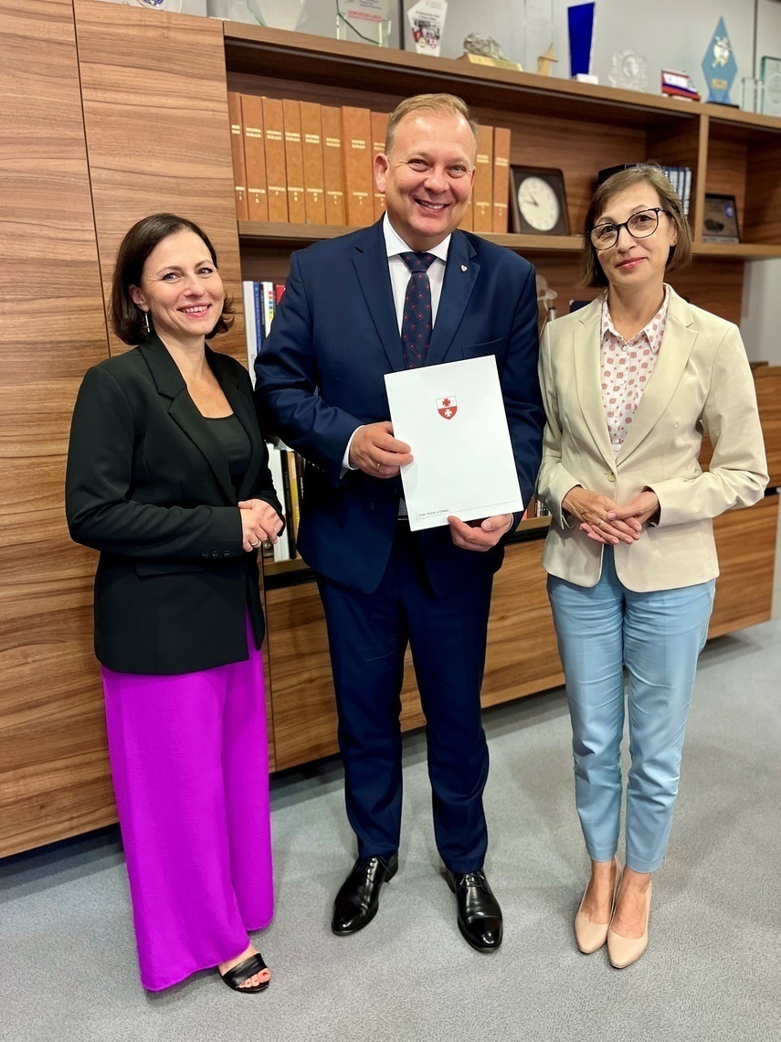 Elbląg, Anna Przybyła (z prawej) odbiera nominację z rąk prezydenta Michała Missana i wiceprezydentki Katarzyny Wiśniewskiej Elbląg, Anna Przybyła (z prawej) odbiera nominację z rąk prezydenta Michała Missana i wiceprezydentki Katarzyny Wiśniewskiej