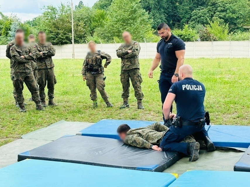 Elbląg, Elbląscy policjanci szkolą żołnierzy służących na granicy Elbląg, Elbląscy policjanci szkolą żołnierzy służących na granicy